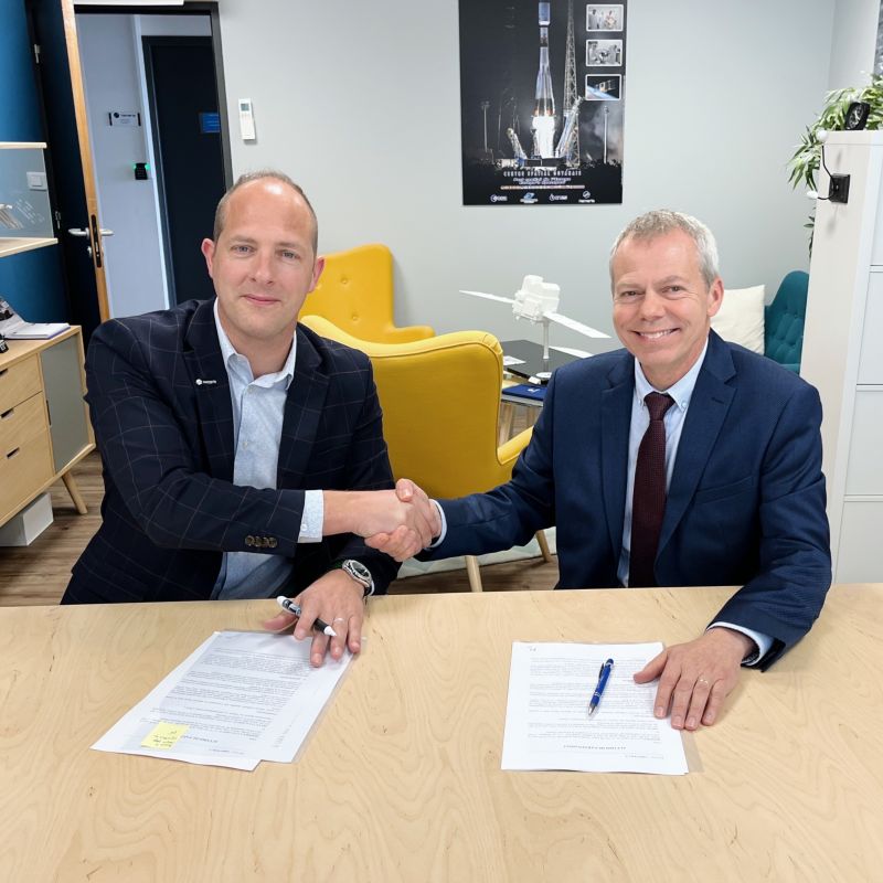 Poignée de main entre Nicolas Multan et Philippe Léon